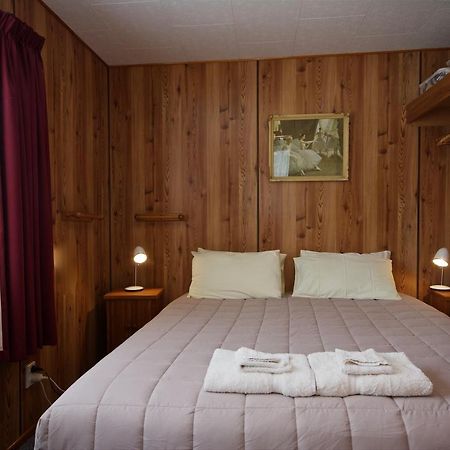 Owaka Lodge Motel Buitenkant foto