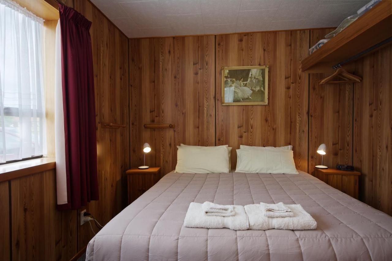 Owaka Lodge Motel Buitenkant foto